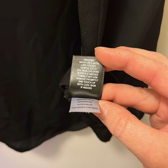 TORRID Black dressy V neck top embroidered cap sleeves size 1 - Picture 6 of 8